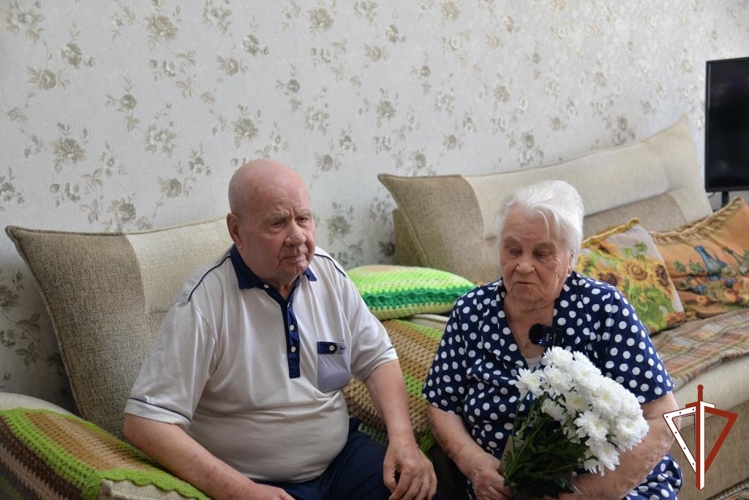 Росгвардия совместно со школьниками поздравила ветеранов Тумановых с Днём Победы в Ханты-Мансийске
