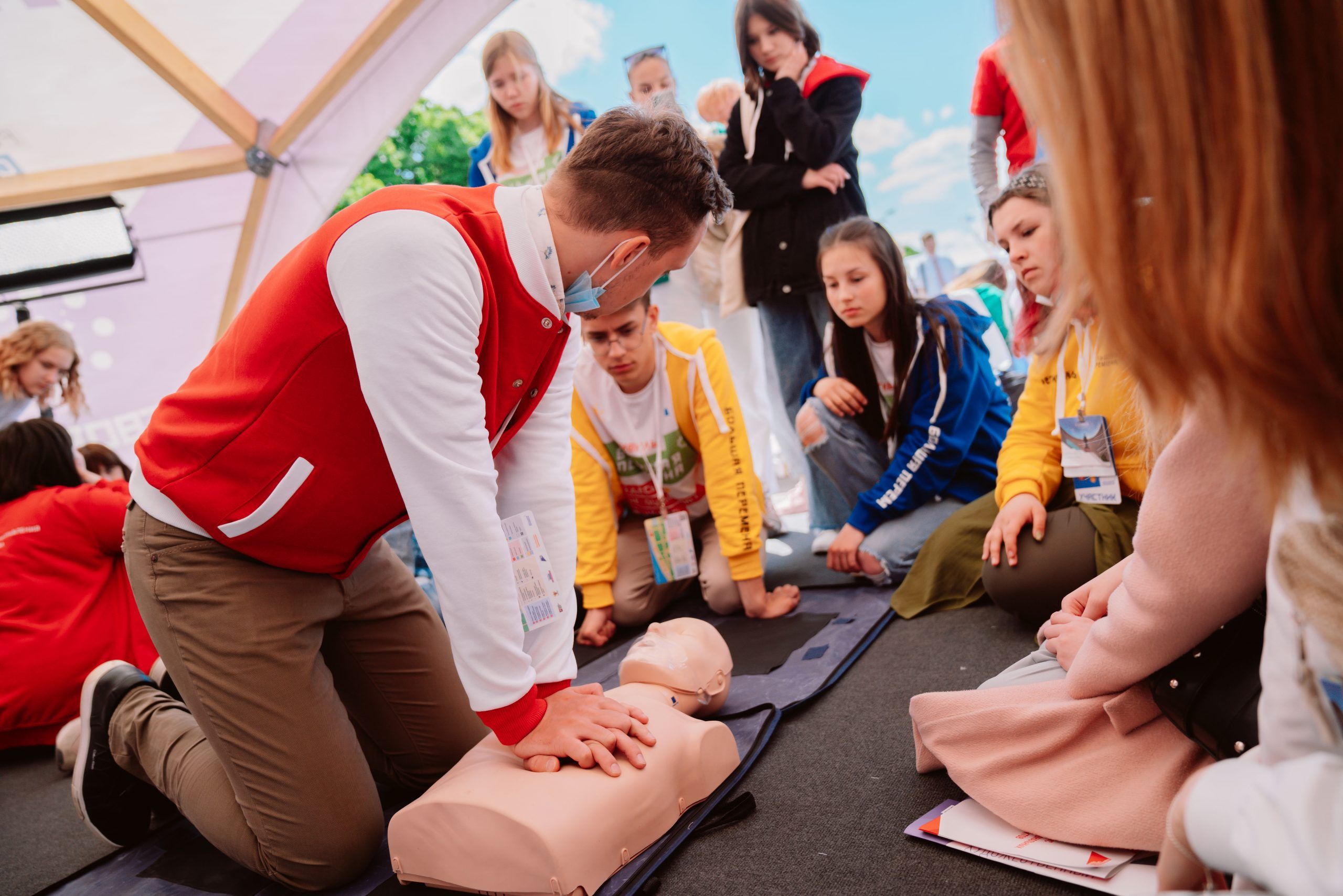 оказание психологической помощи. помощь другим людям. пройтись помощь. протяни руку помощи природе. пройтись помощь.