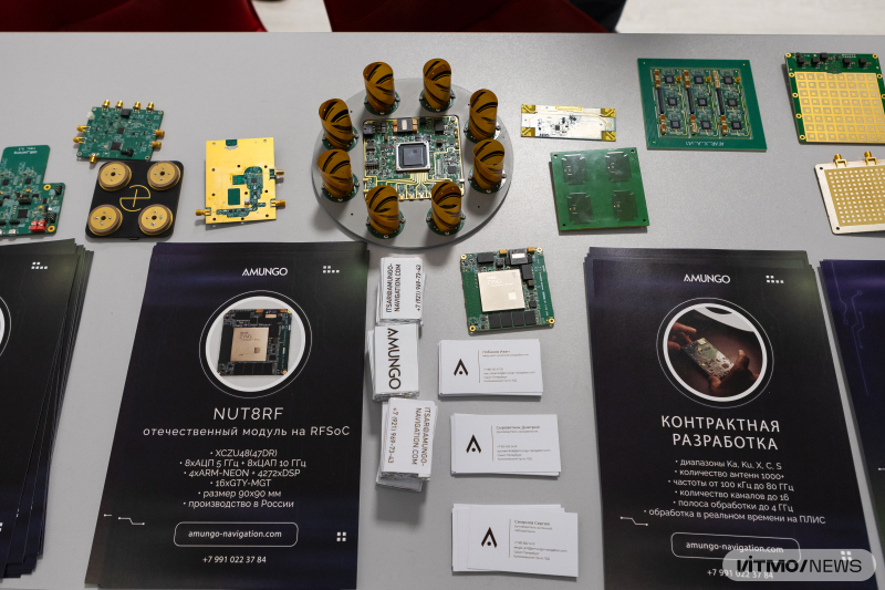 Оригинальное заказное радиооборудование компании AMUNGO, включая антенные решетки, в том числе цифровые, диапазонов частот от 100 кГц до 40 ГГц. Фото: Дмитрий Григорьев / ITMO NEWS 