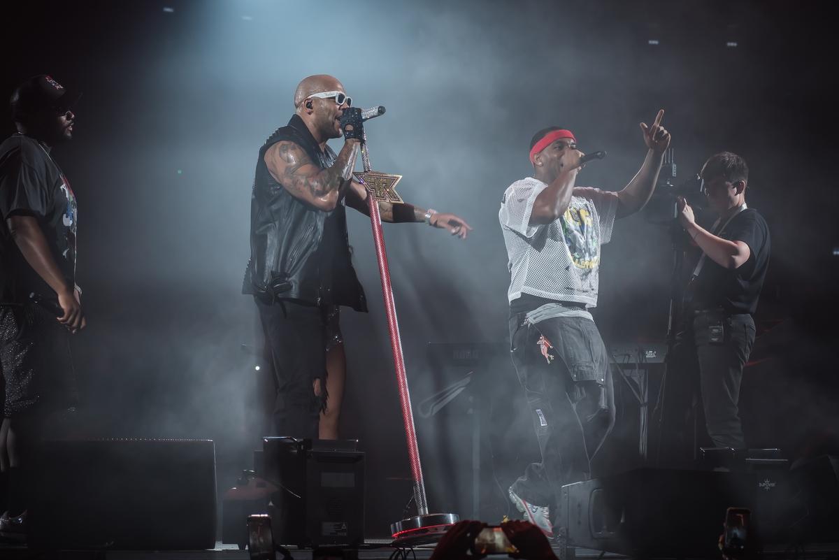 Фото «Бешеная энергетика»: в Новосибирске впервые прошёл концерт Flo Rida — динамичные кадры шоу 16