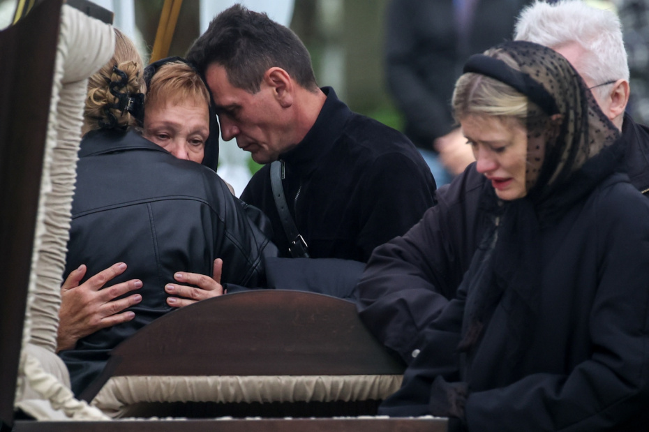 Светлана Старовойт (бывшая жена) на церемонии прощания перед захоронением бывшего министра транспорта РФ Романа Старовойта