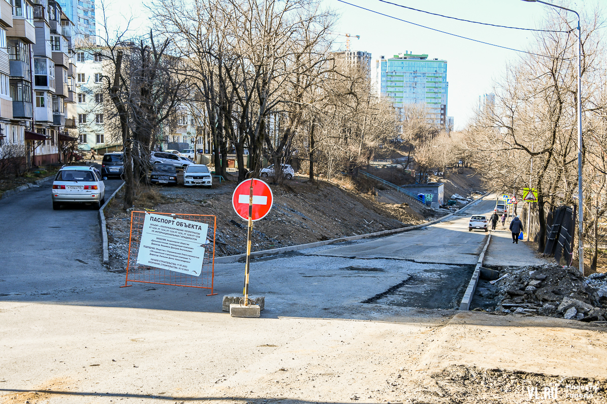 Тротуары Владивостока. На улице. Остановка Борисенко Владивосток. Ул Дзержинского.