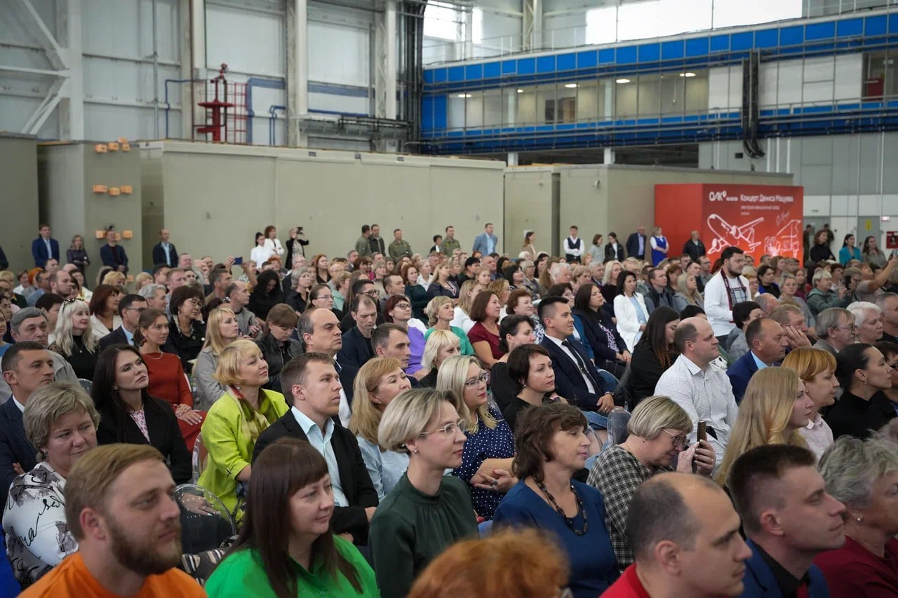 принять участие выступлением