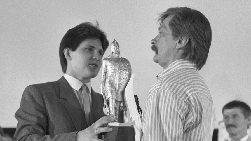 Режиссер Виктор Бутурлин (справа) во время вручения приза 