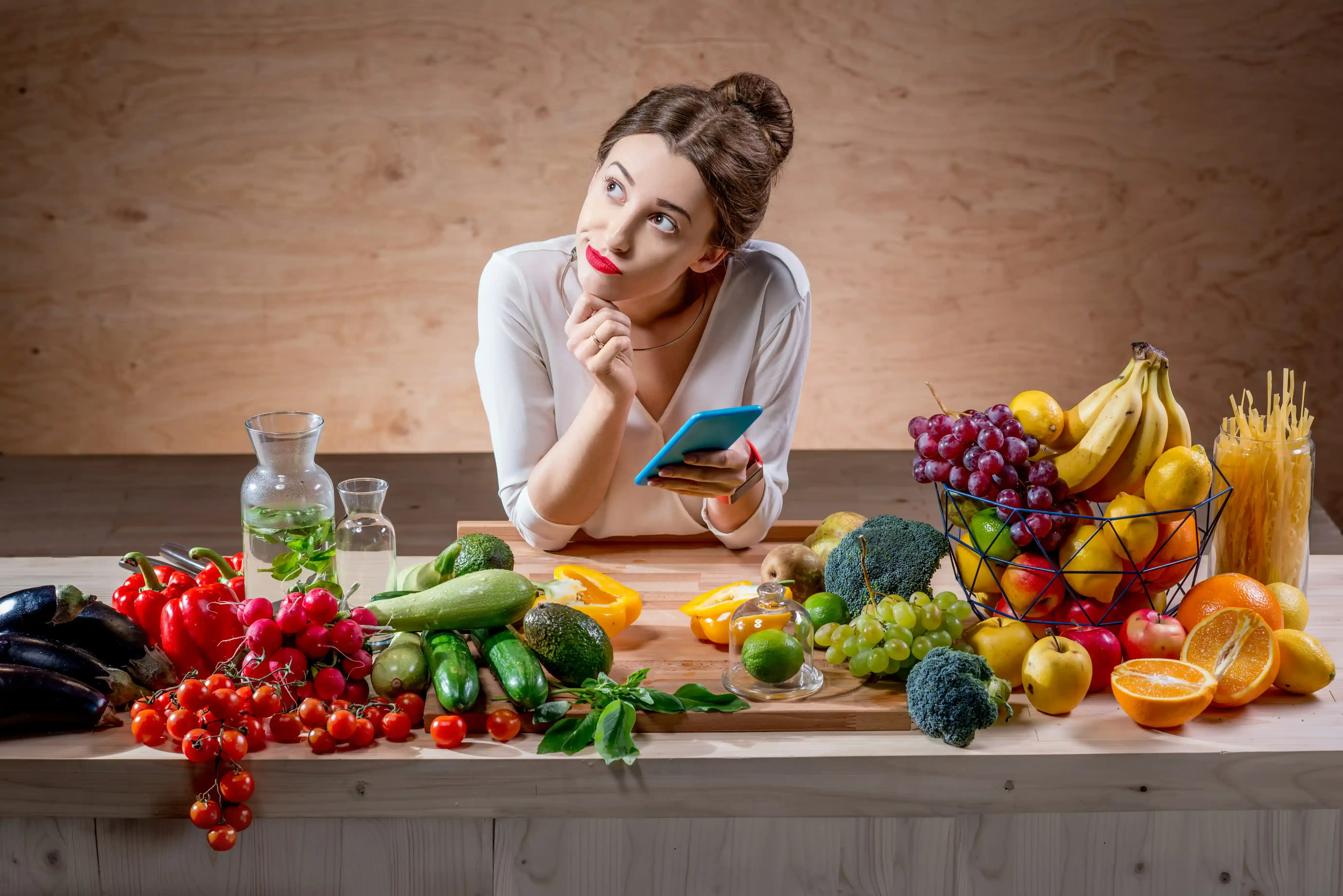 Если есть фрукты похудеешь. Здоровое питание девушка. Еда на женщине. Фотосессия с овощами и фруктами. Женщина ест овощи и фрукты.