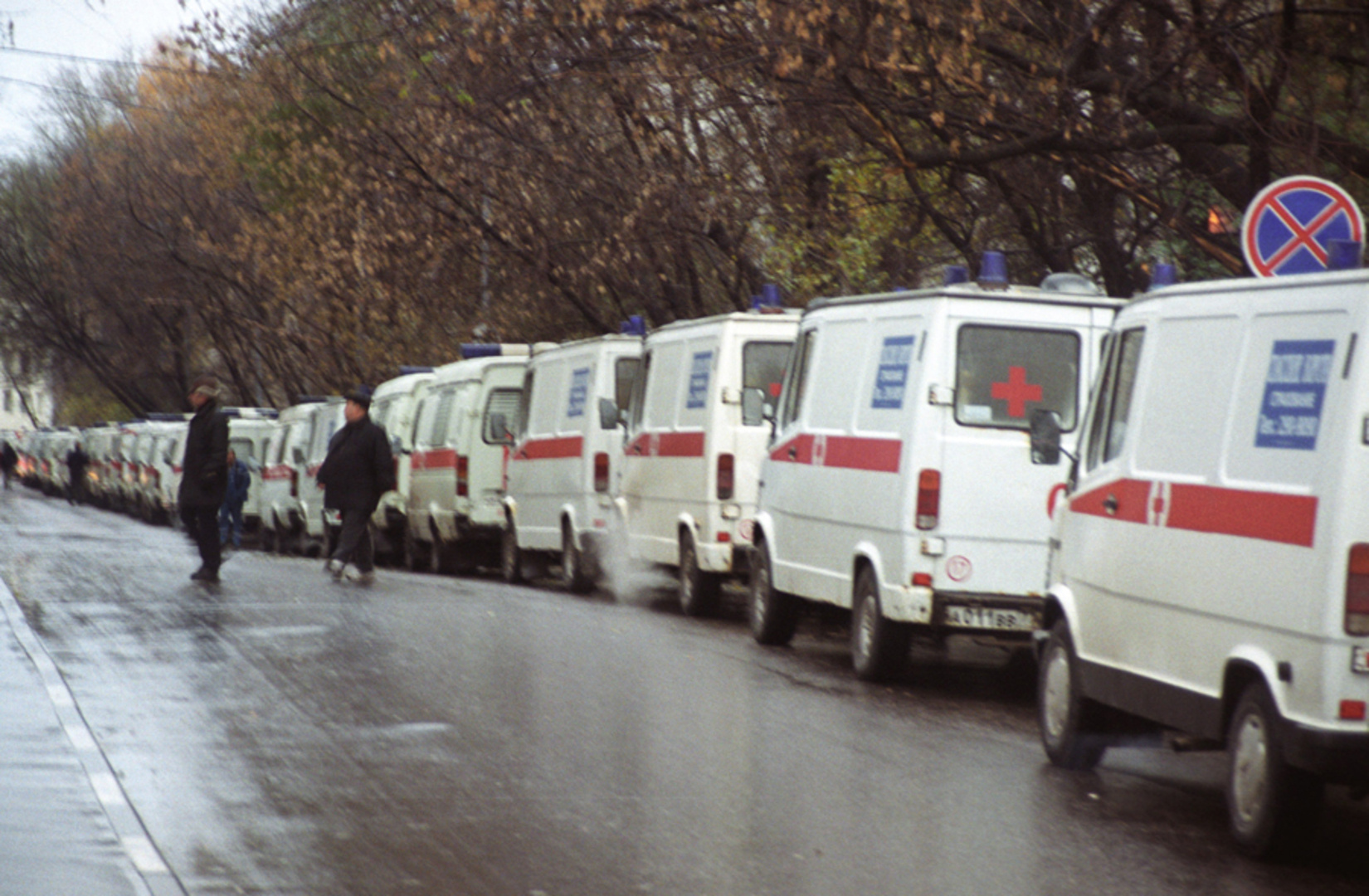 2002 год. Колонна скорой помощи. Колонна машин скорой помощи. Колонна скорых.