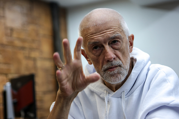 «Есть, конечно, режиссеры, есть артисты, есть идеи, есть драматурги, есть писатели. Но живых театров очень мало»