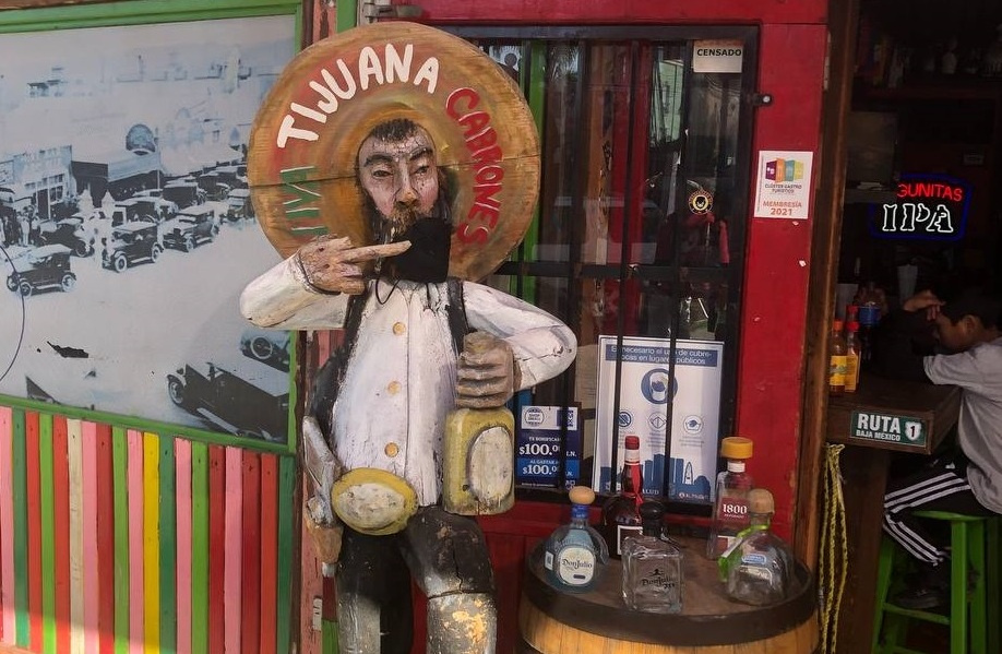 Скульптура у одного из баров в Тихуане
