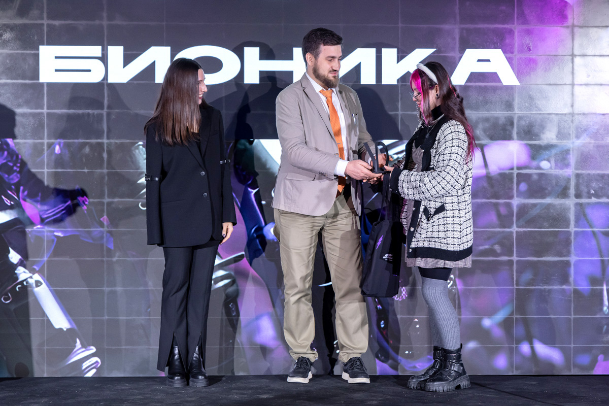 Награждение победителя в номинации «Бионика» 