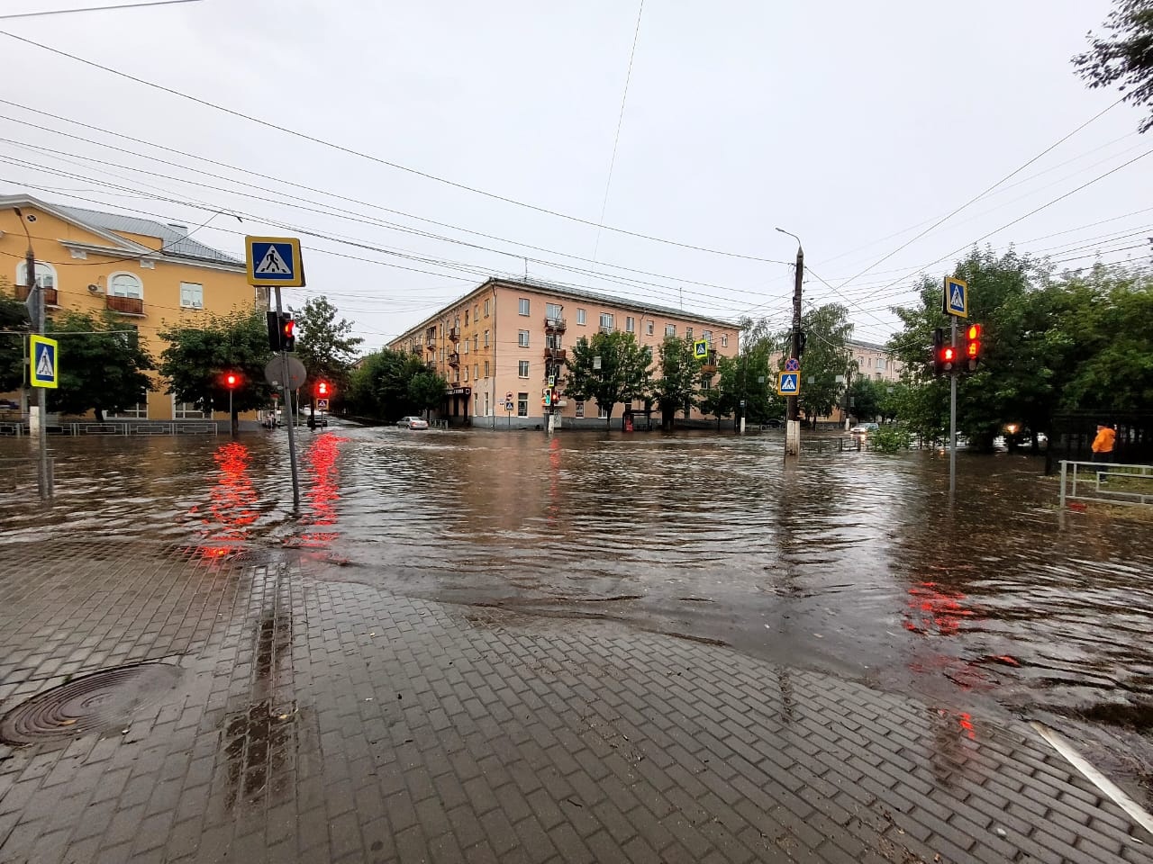 Дождь в твери сегодня. Площадь Победы Тверь потоп. Ливень в Твери. Тверь сейчас потоп. Подтопило Тверь.