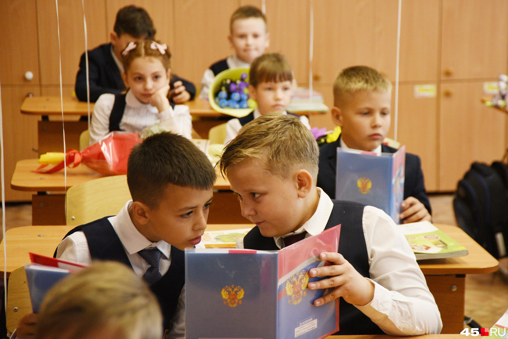 ученики около школы. занятия в школах кургана сегодня 22 февраля. 17 школа курган выпуск 2014. начальная военная подготовка в школе. начальная военная подготовка в школе.