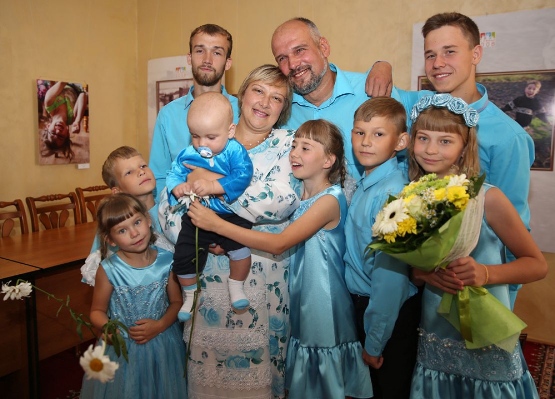Многодетным семьям 2020 год. Многодетная семья. Многодетная семья в Липецкой области. Семейные фотографии. Семья с 4 детьми.