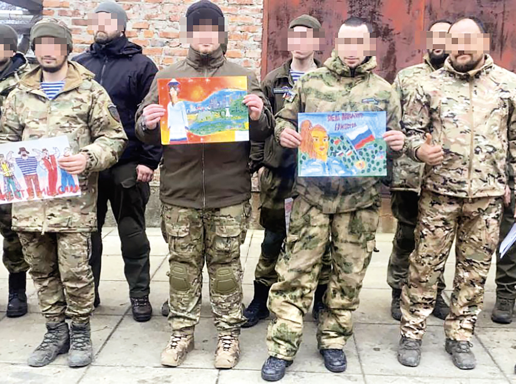 Фото: из личного архива Найли Юровой / Вручение рисунков победителей конкурса «Вместе – мы будущее» бойцам на фронте, декабрь 2022 г.