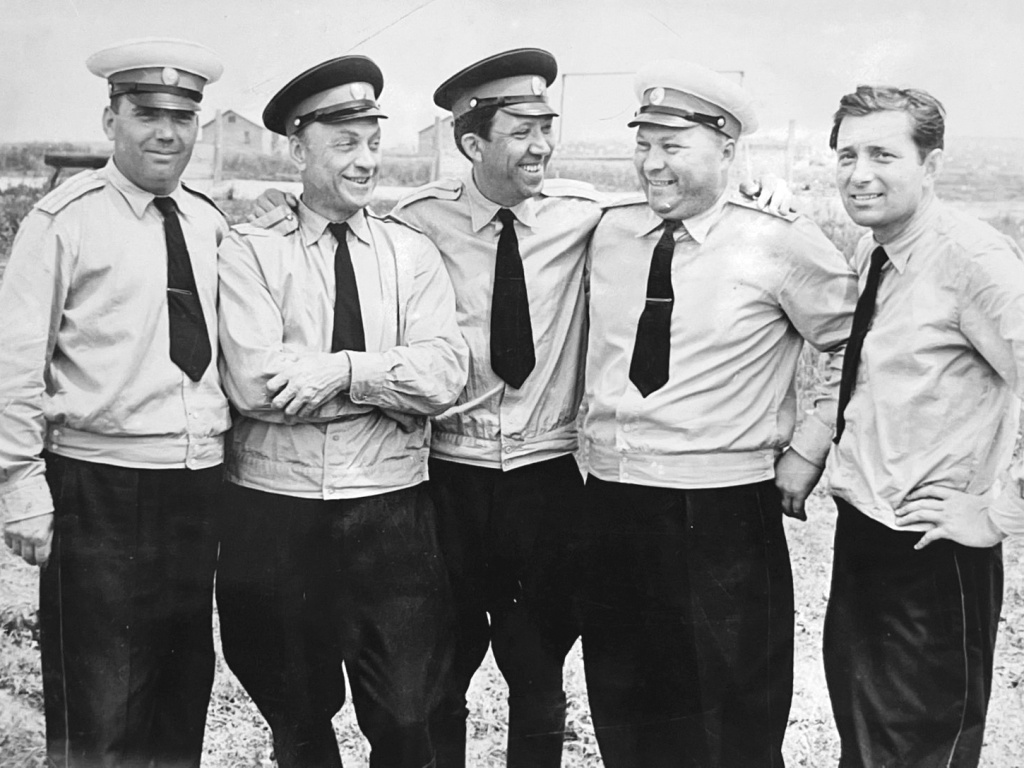 Фото: из фонда комнаты истории Ростовской школы служебно-розыскного собаководства / На фото: Юрий Никулин с сотрудниками школы и артистами на съёмочной площадке