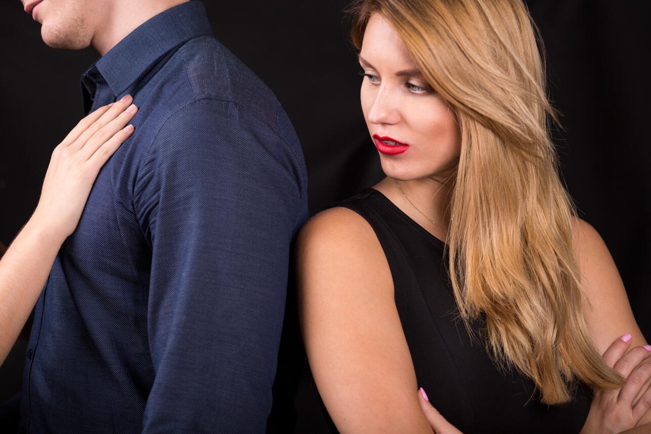 Любовный треугольник мужчина и две женщины. Женатый мужчина. Страсть это в психологии. Изменяет мужу. Цитаты про любовникосо смыслом.