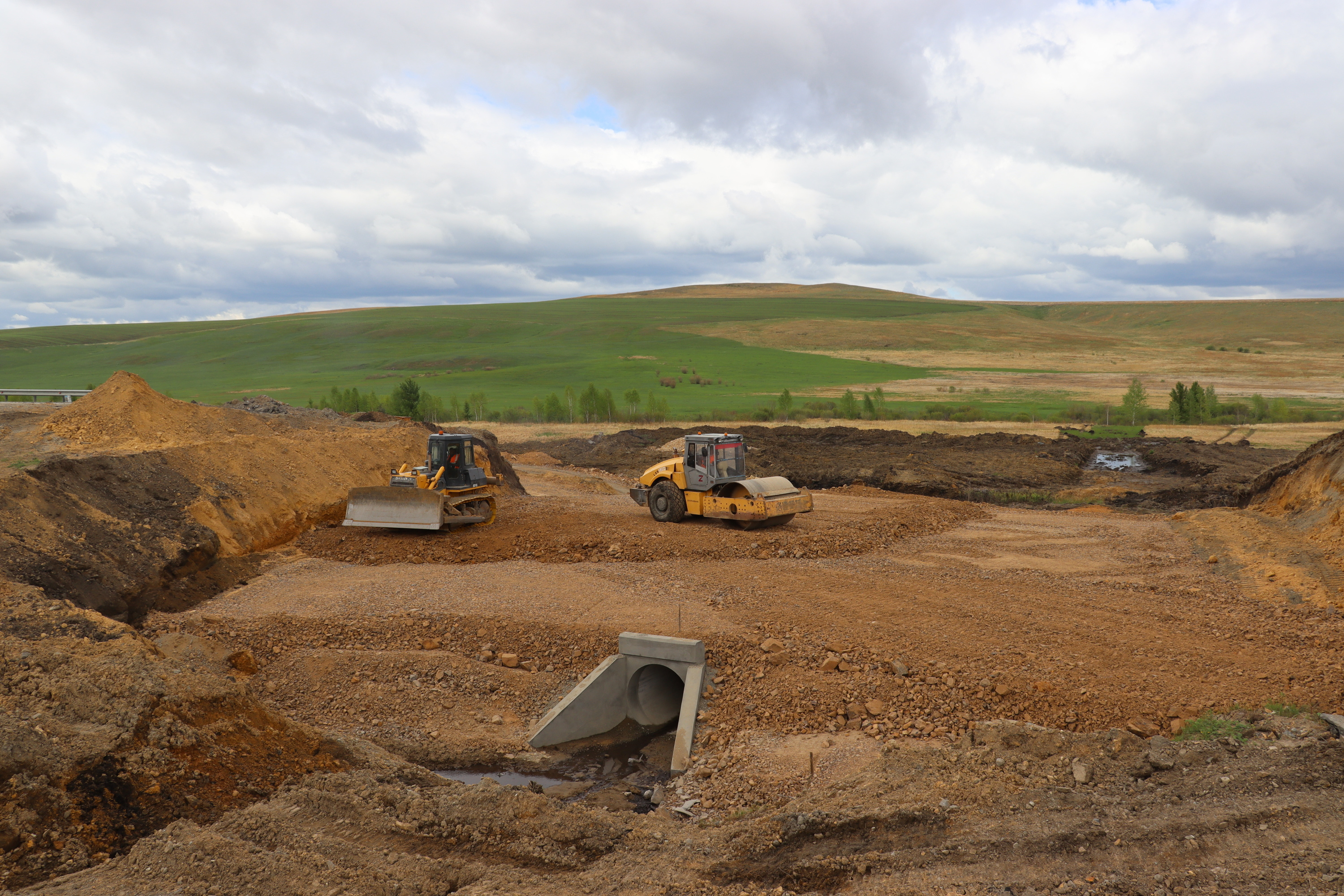 Дренажная труба на участке. Труба в канаву. Труба пнд 315 в канаву. Труб овраги. Бетонные оголовки для канавы.