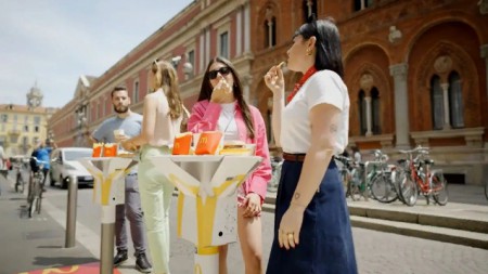 Коробка McDonalds превращается в столик 