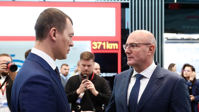 Дмитрий Чернышенко и Министр спорта Михаил Дегтярёв около стенда Минспорта