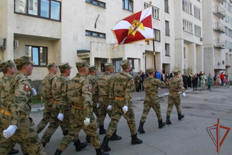 Акция Росгвардии «Парад у дома ветерана» продолжается в Новосибирске