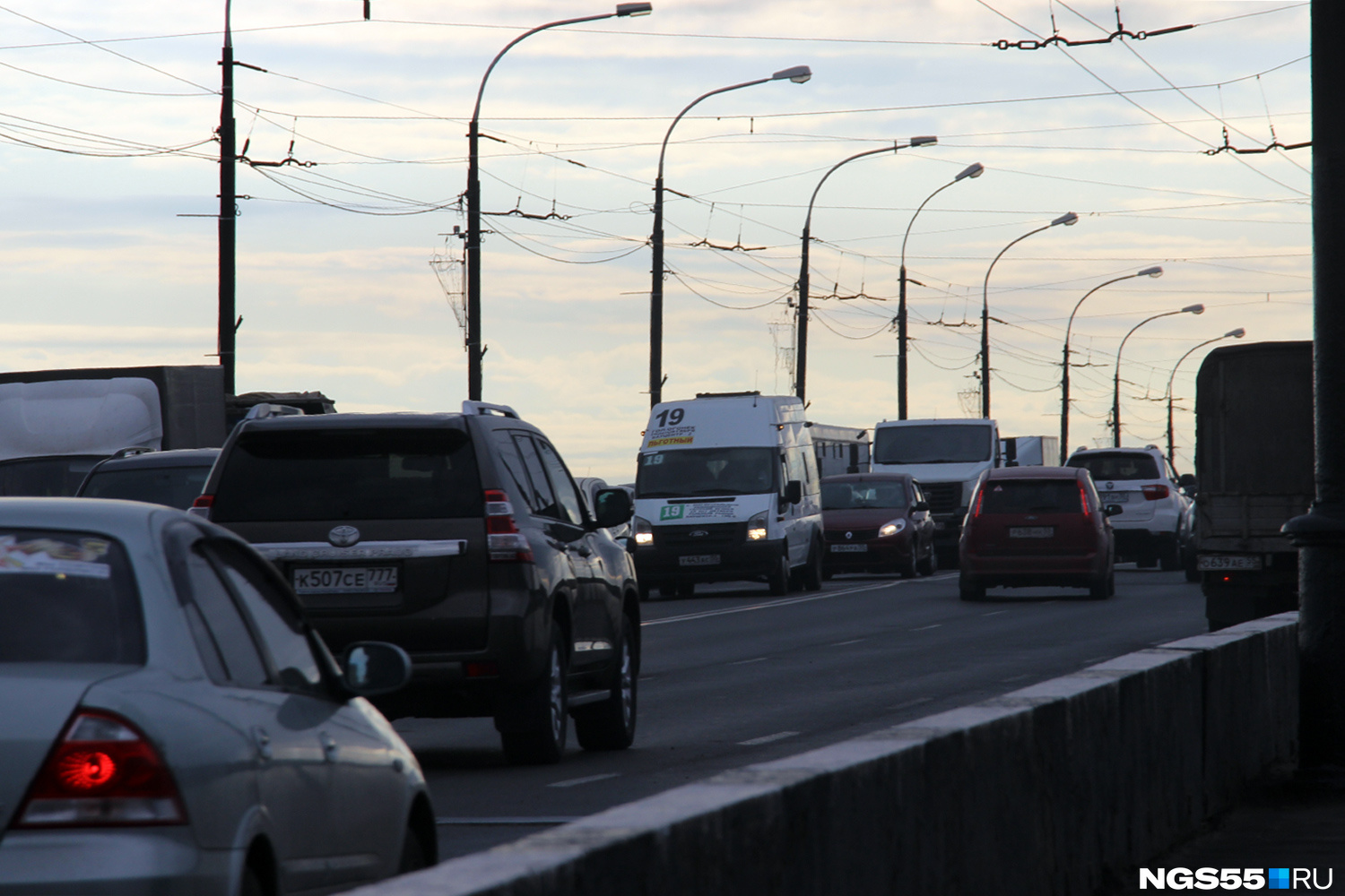 Пробка есть на мосту. Ленинградский мост Омск пробки 2020. Ленинградский мост Омск. Троллейбус на Ленинградском мосту Омск. Ленинградский мост Омск реконструкция.