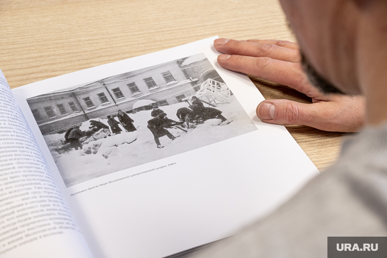 Заготовка дров во дворе. Пермь