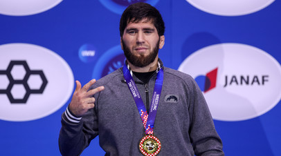 Заур Угуев с золотой медалью за победу на чемпионате мира по борьбе в Загребе