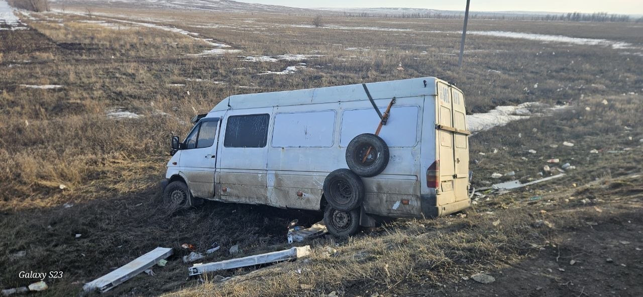  ГАЗель выбросило в кювет. Фото: УМВД по Оренбургской области
