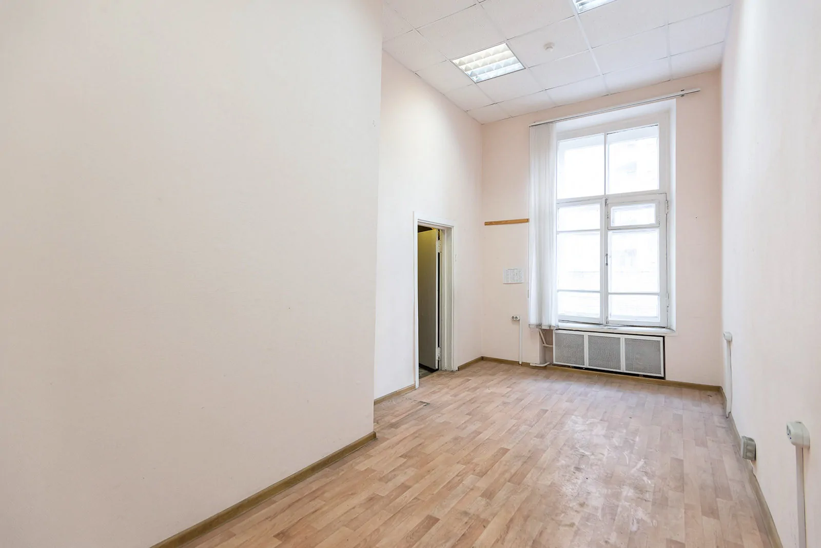 Помещения выставленные на торги. Пустое помещение под офис. Помещения выставленные на торги. Коммерческое помещение. 300 кв метров помещение.