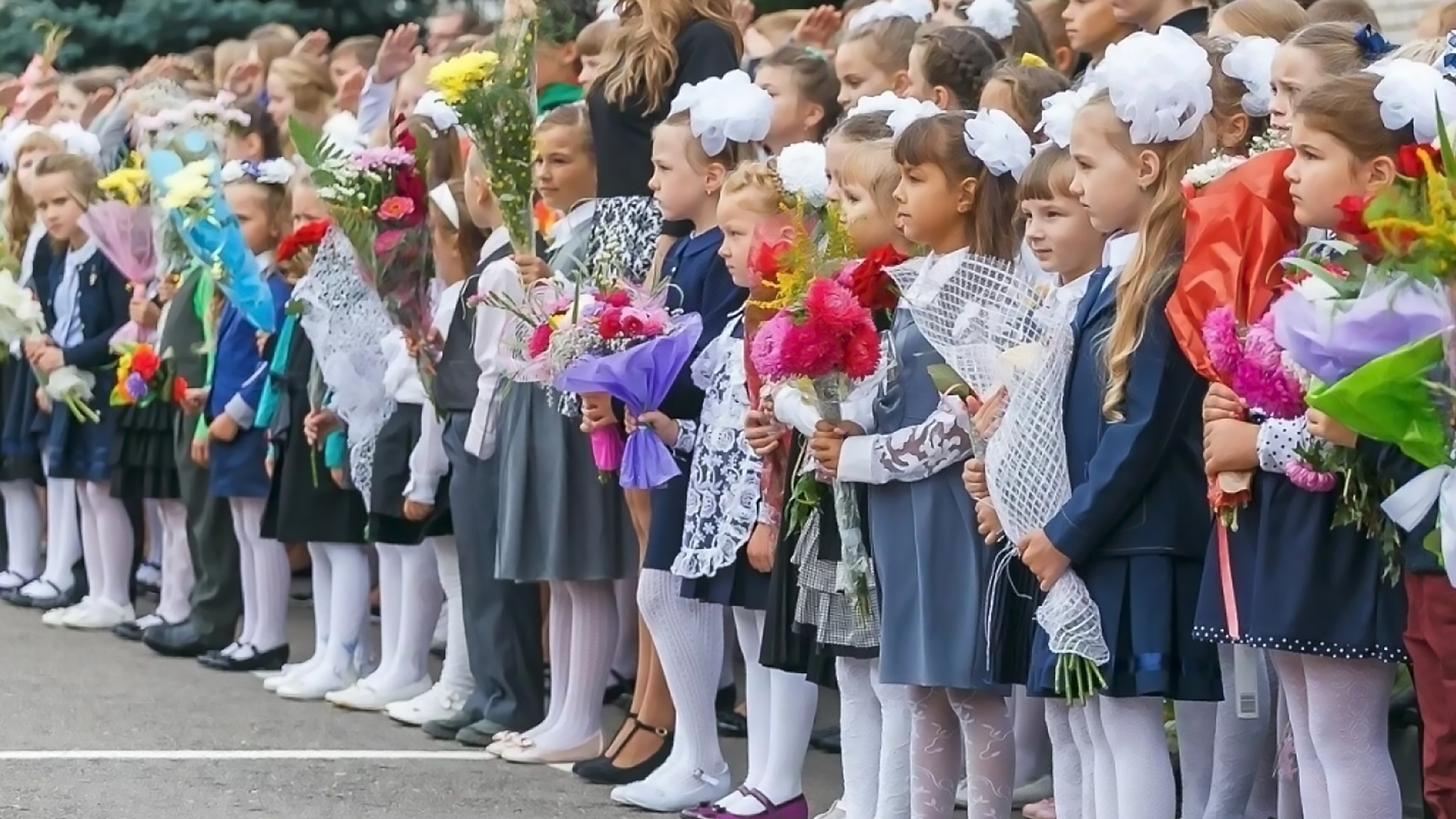 35 первых классов. Линейка в школе. Первоклассники на линейке. Школьники на линейке. Первый класс линейка.