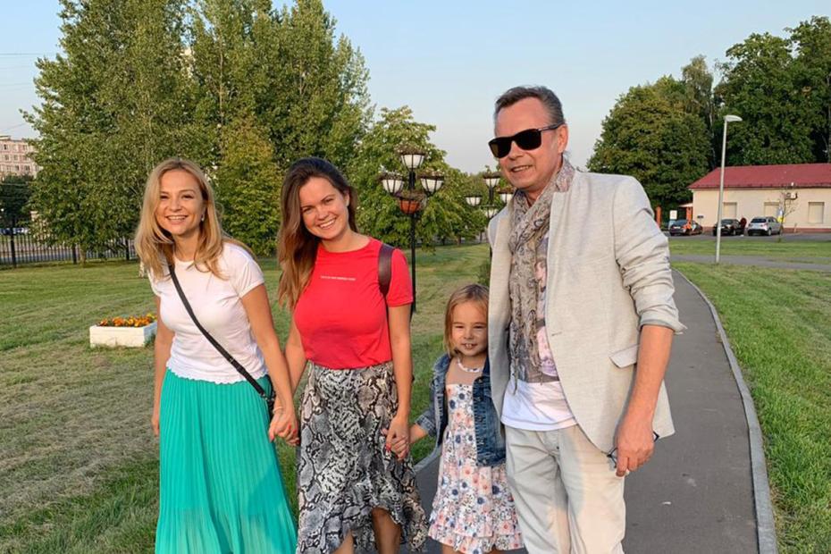 Владимир Левкин с женой Мариной и дочерьми — Викторией и Никой