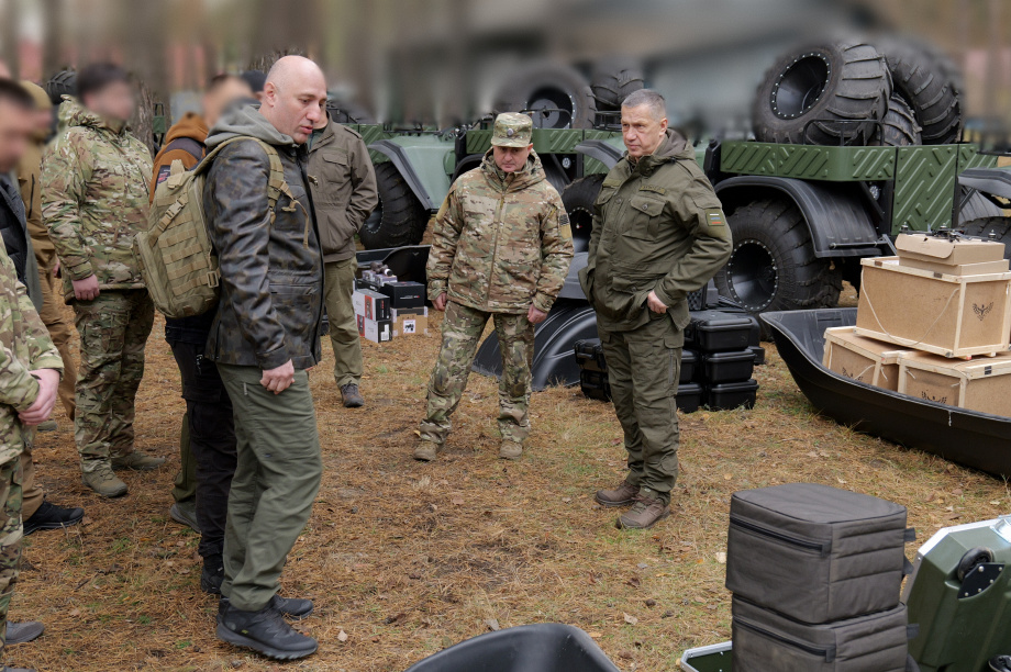 Партия вооружения передана дальневосточным бойцам в зону СВО. . Фотография 8