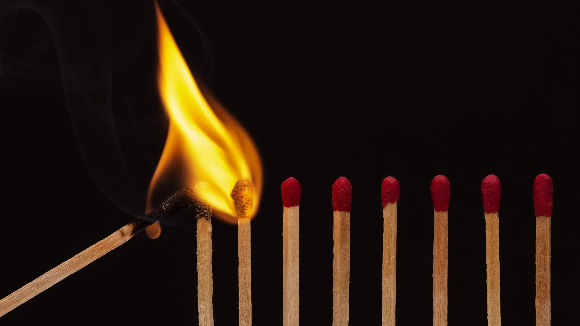 Огонь. Масло в огонь. Пламя в руке. Дела огонь. Дела огонь.