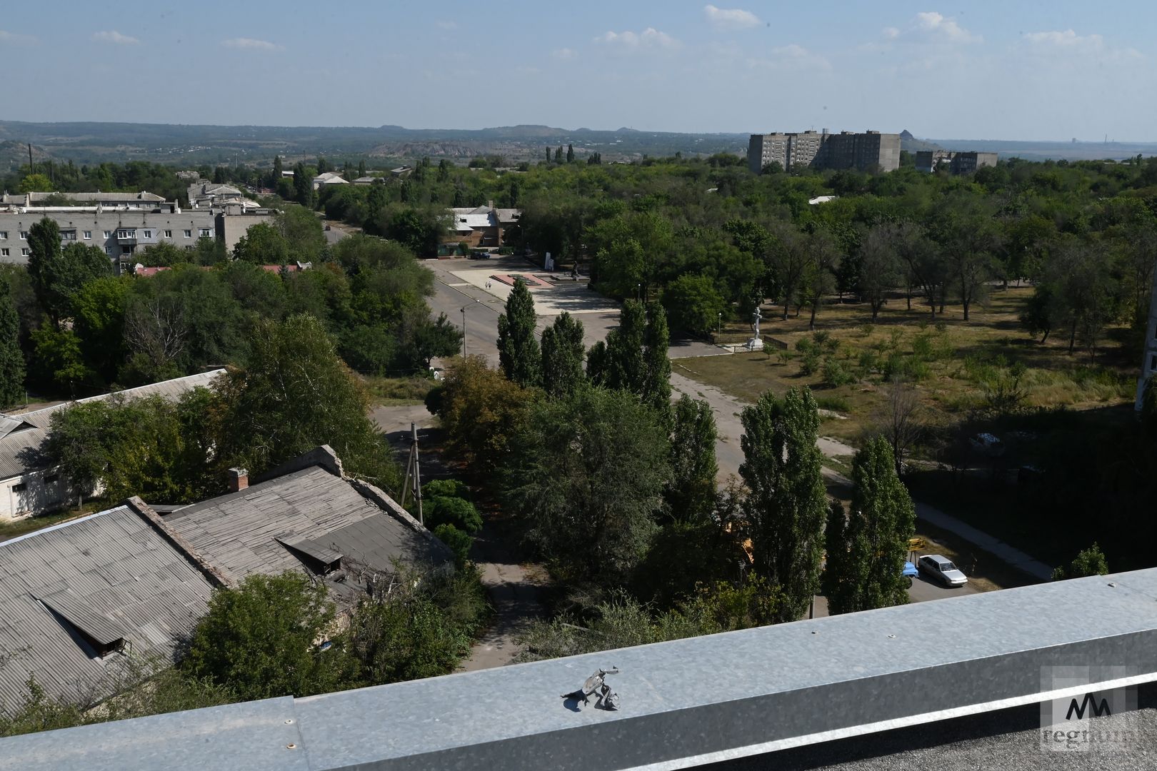 Вид с крышы пострадавшего от обстрела снарядами РСЗО HIMARS дома