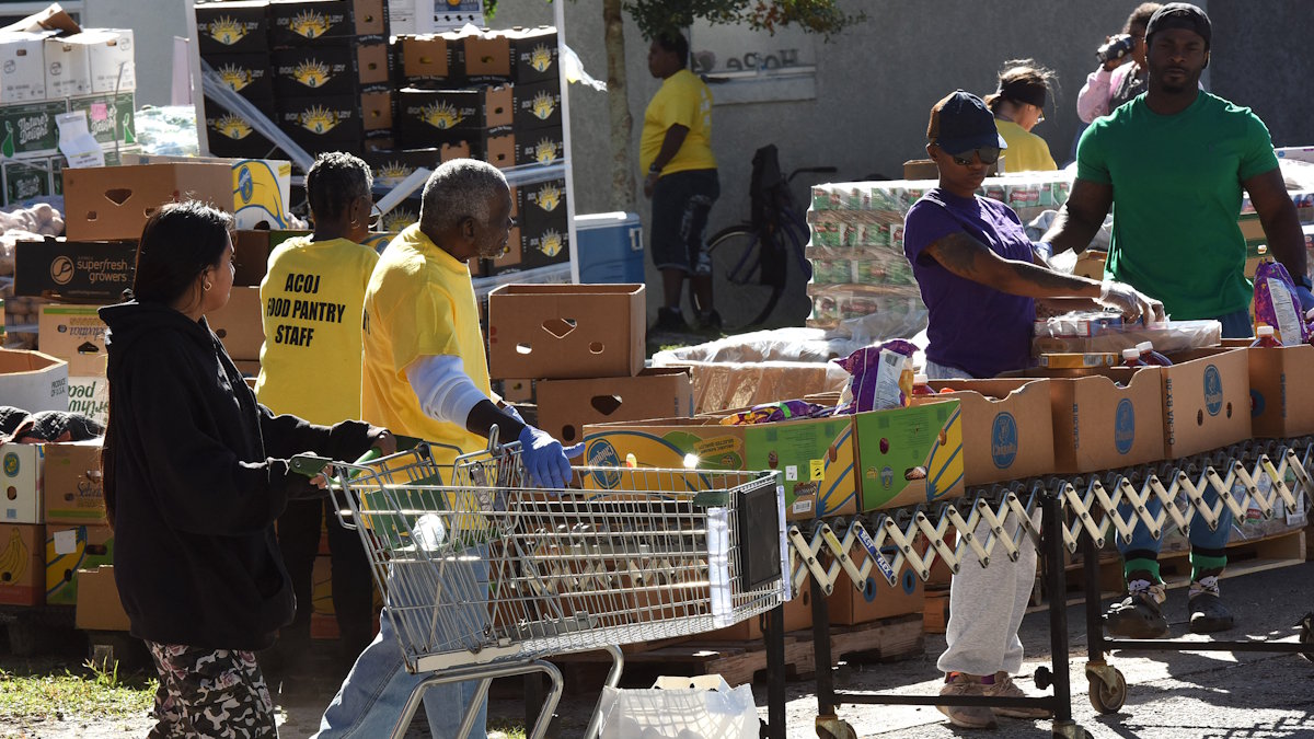 Раздача еды малоимущим в США, после приостановки программы продовольственной помощи (SNAP)