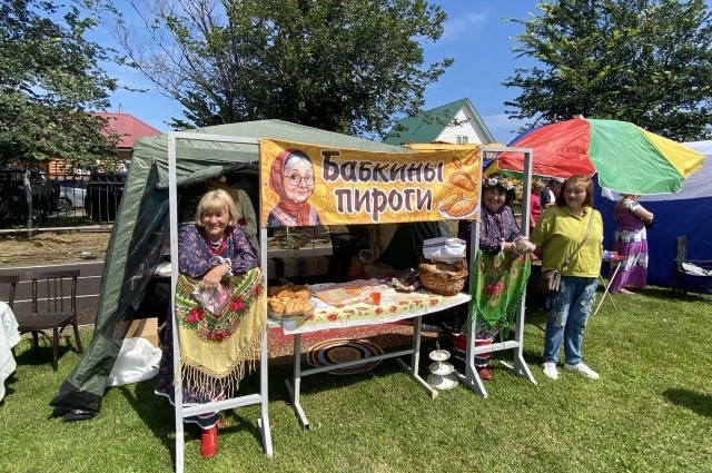 Пироги в Сростки везли со всего Бийского района.