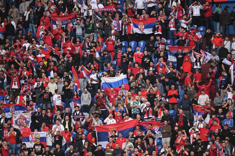 Сербские и российские болельщики перед началом матча 1-го тура чемпионата Европы по футболу 2024 между сборными Сербии и Англии