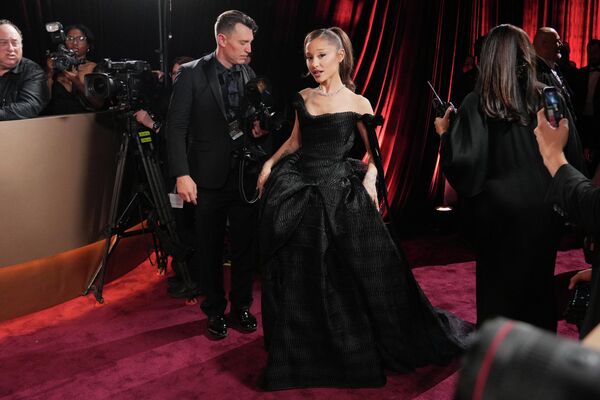 Певица и актриса Ариана Гранде для красной ковровой дорожки выбрала черное фактурное бальное платье от Vivienne Westwood Couture - Sputnik Абхазия