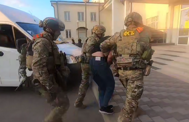 ФСБ показала видео задержания подозреваемого в подготовке терактов в РФ