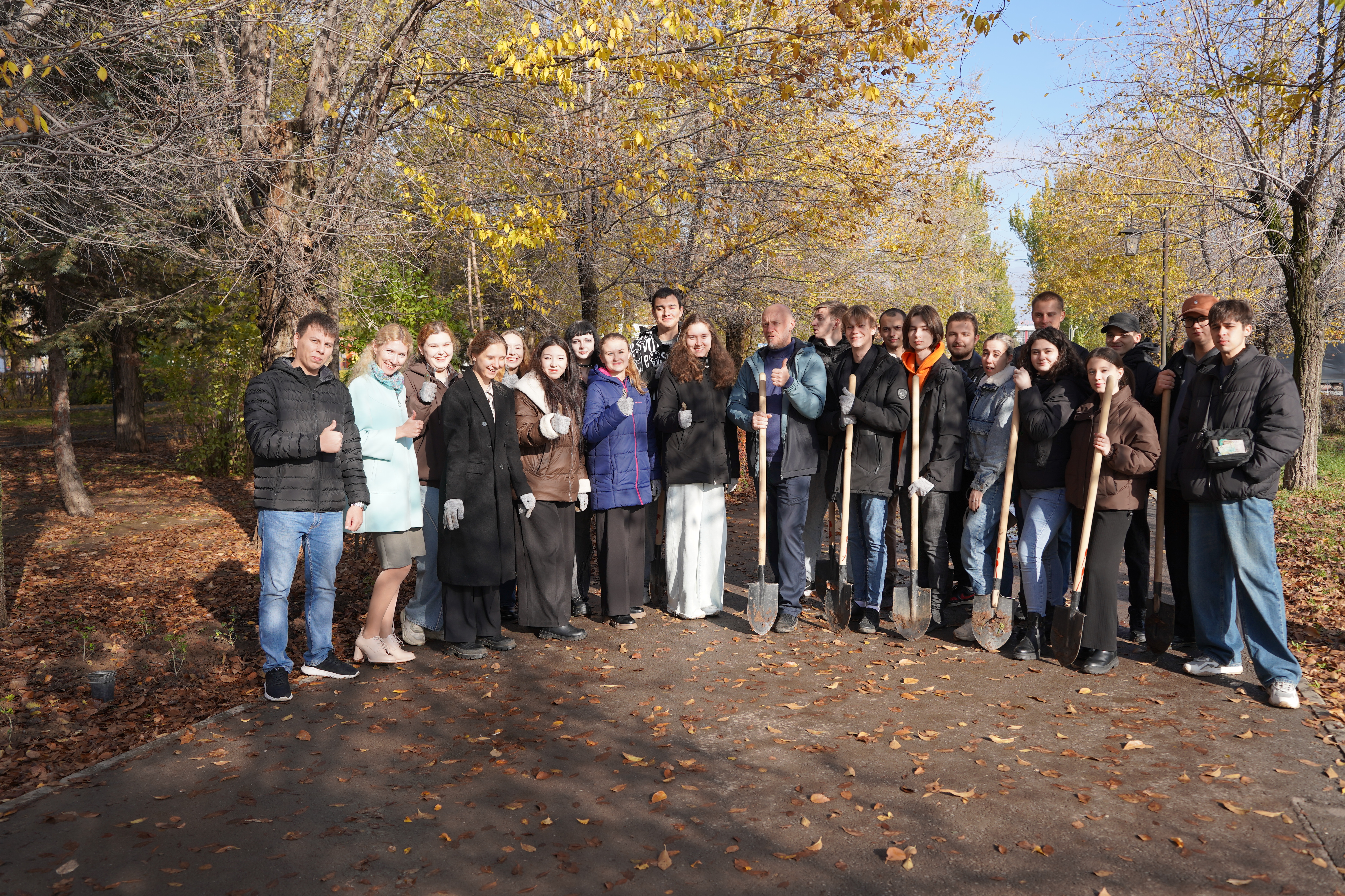 Молодые саженцы бирючины украсили сквер имени Сапожниковых