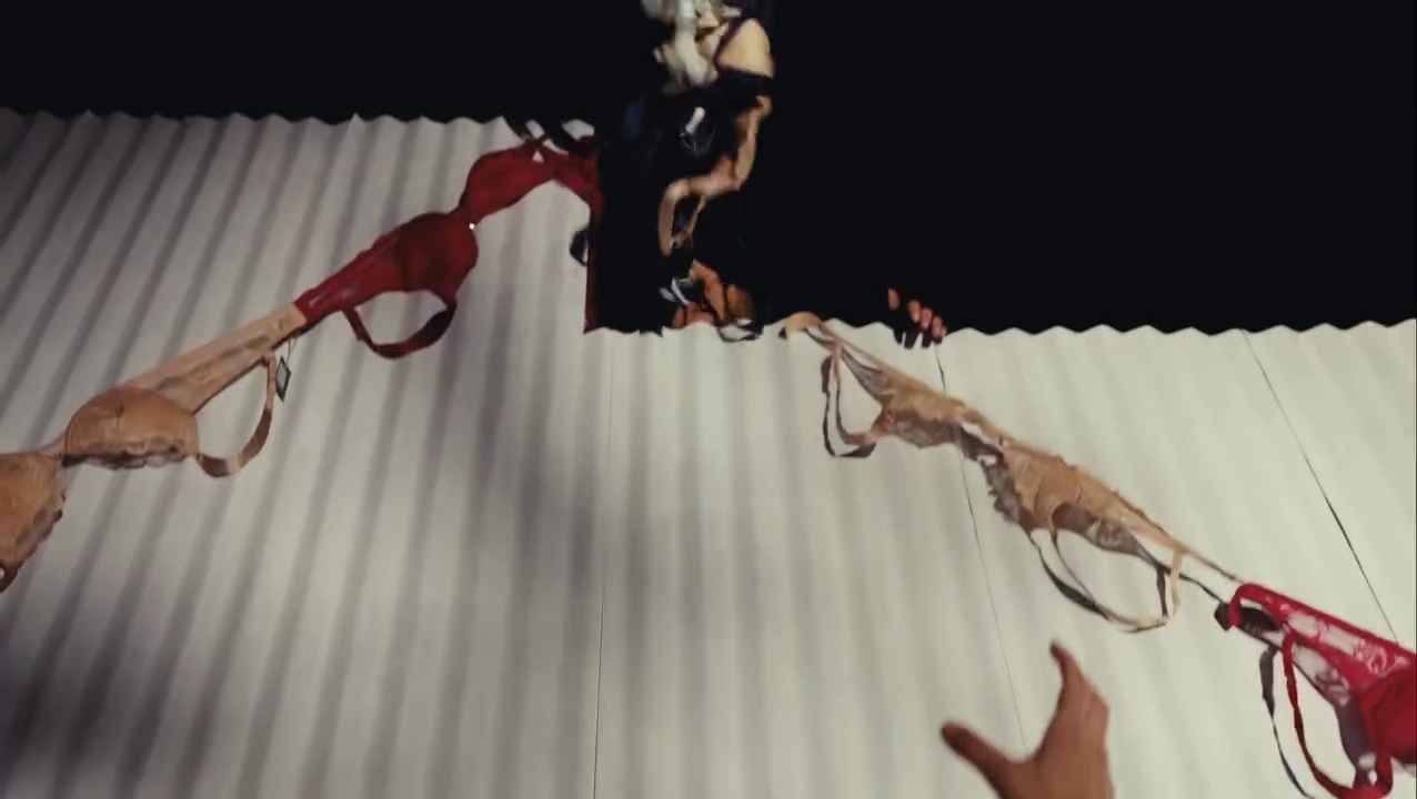 Сидни Суини лично продемонстрировала нижнее бельё из своей собственной коллекции