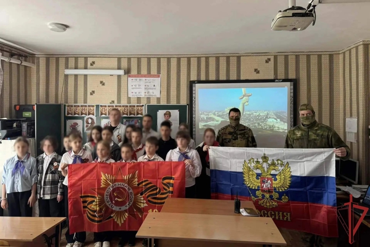Росгвардейцы в ЛНР провели урок истории о подвиге советского народа 