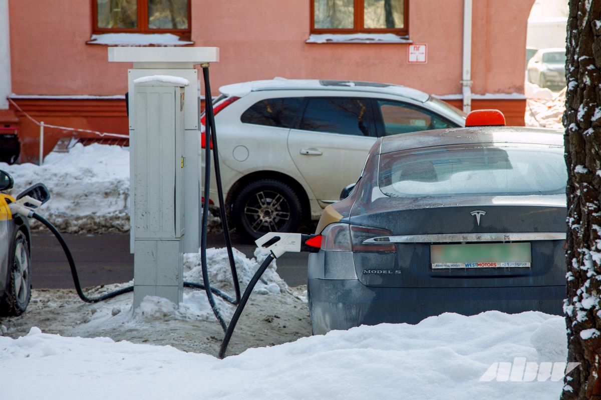 Таксисты занимают все зарядки? Что происходит на электрозаправках днем