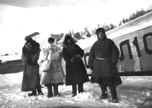 Члены оргбюро по созданию Ямальского (Ненецкого) национального округа во время перелёта из Берёзово в Обдорск. 1930-е годы. Из фондов Музея имени И.С. Шемановского
