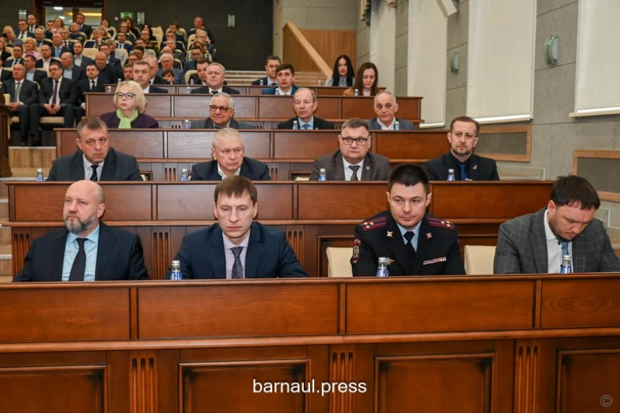Депутаты заслушали годовой отчет главы Барнаула Вячеслава Франка о проделанной работе.