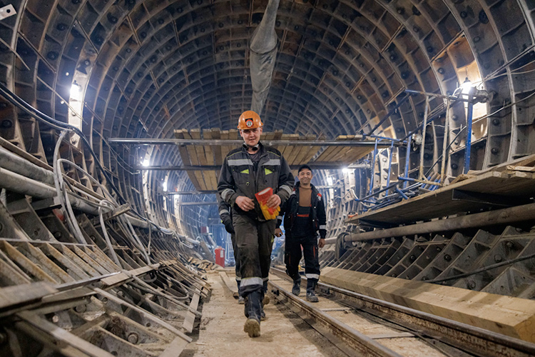 3,8 млрд рублей «Казметрострой» под руководством Марата Рахимова получил от Главстроя РТ на строительство первого участка второй линии метрополитена в Казани от станции метро «Улица Юлиуса Фучика» до станции «Улица Академика Сахарова»