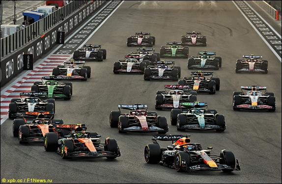 На старте Ферстаппен сохранил лидерство...
