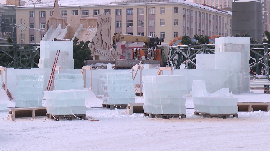 На главную площадь Екатеринбурга начали привозить лёд для создания скульптур