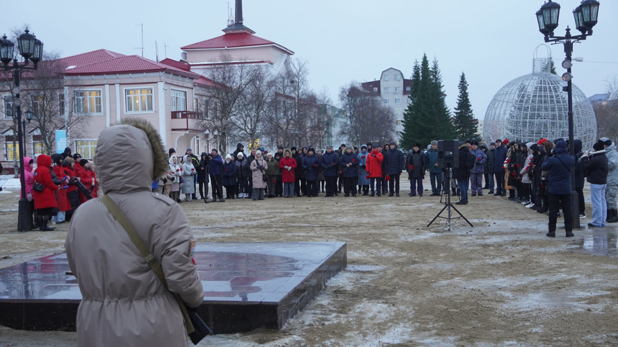 В Нарьян-Маре росгвардейцы возложили цветы в честь Дня Неизвестного Солдата