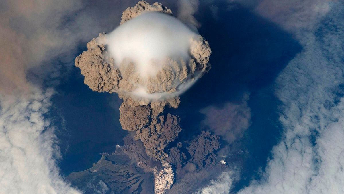 Мощное извержение вулкана Карангетанг в Индонезии сняли на видео