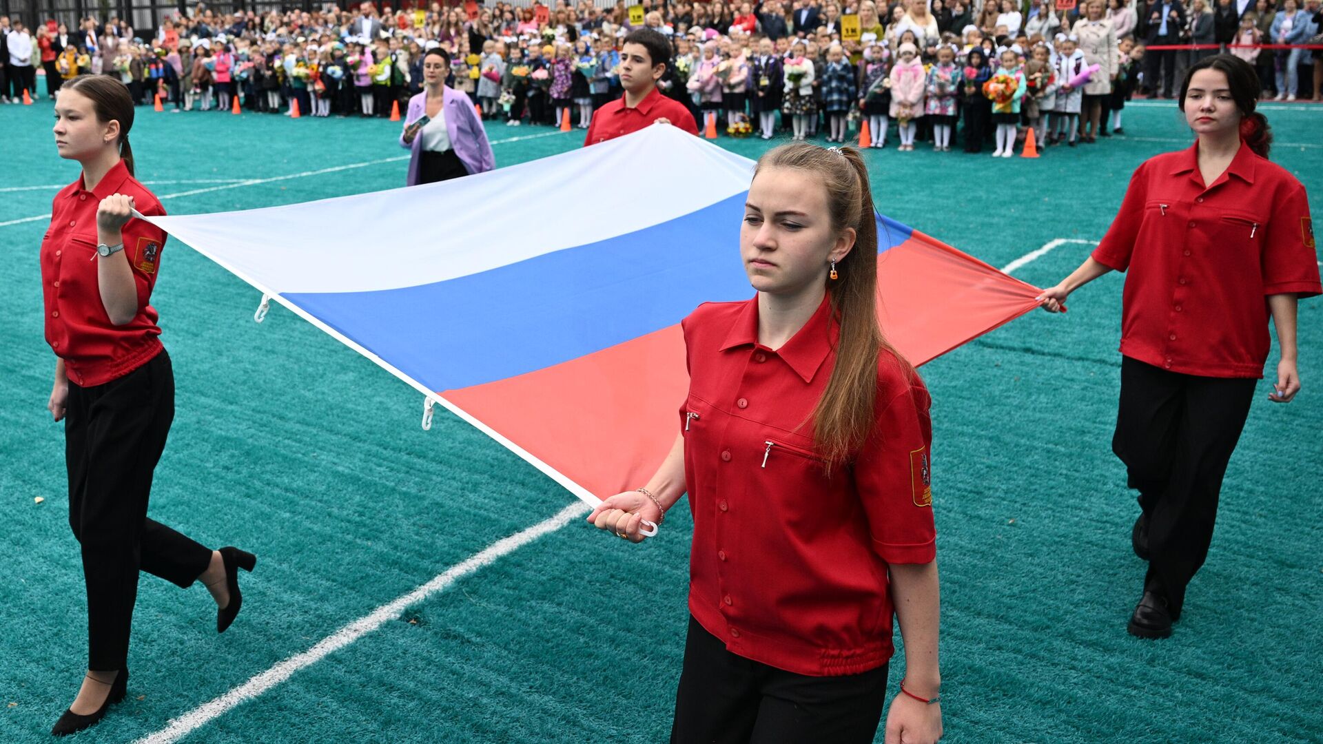 Школа почти. Элитная школа в Москве. Церемония поднятия флага в школе 2022. Стиль школьников в Москве. День флага 2022 Москва волонтёры.